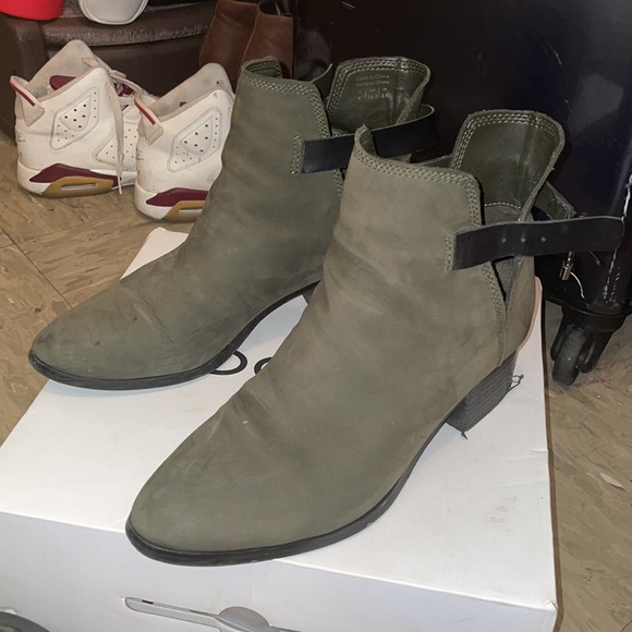 *** Final Sale*** Aldo green booties size 8 - Picture 2 of 5